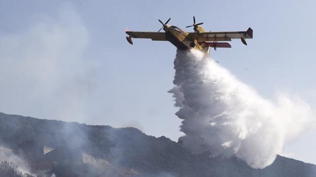 Tres medios aéreos están interviniendo en la extinción del incendio