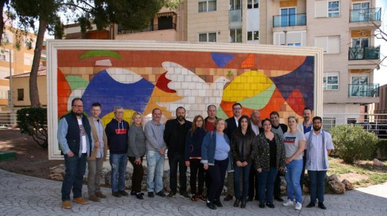 Miembros de la candidtura de Movimiento Eldense en la plaza de la Concordia-Adolfo Suárez, un referente para esta coalición