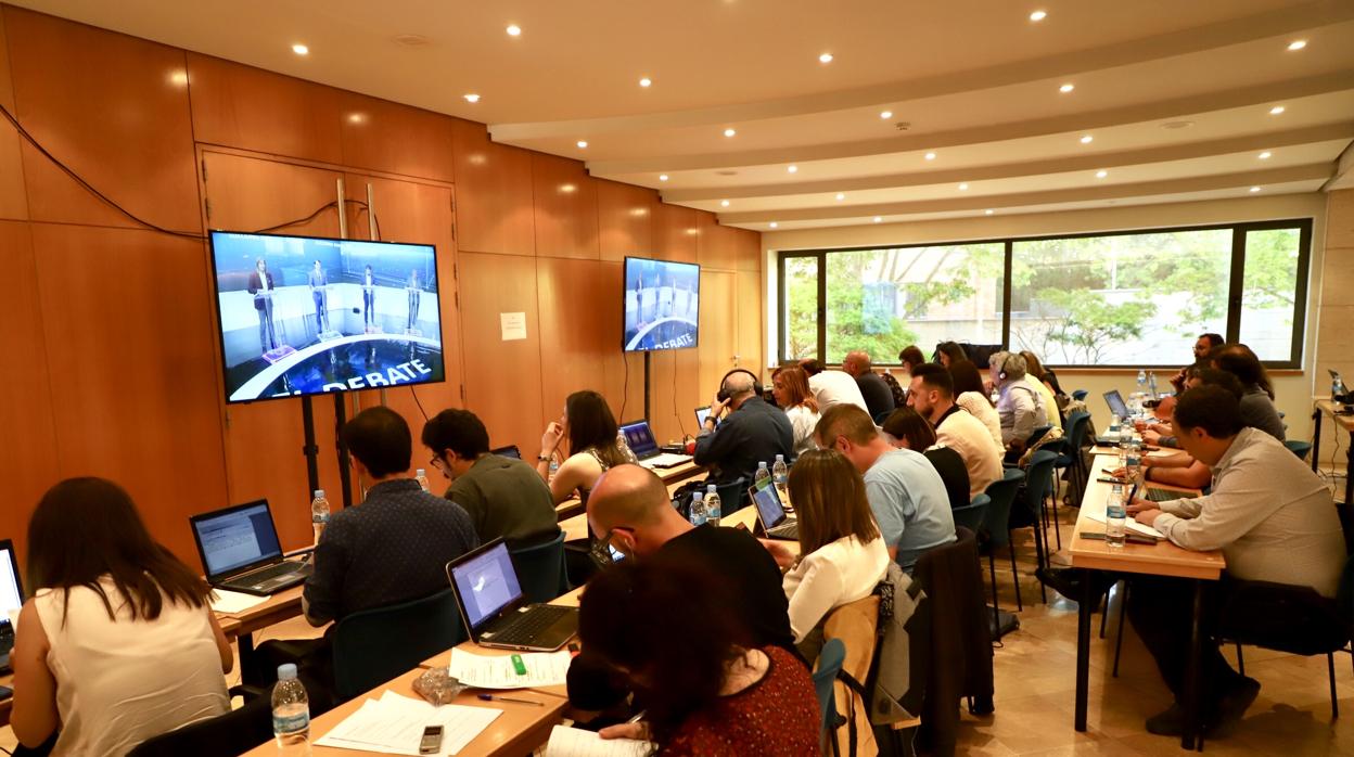 Periodistas siguiendo desde la sala de prensa el debate