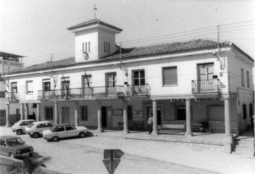 Fachada del ayuntamiento de La Torre en los años ochenta, edificio reconstruido a mediados del siglo XX, en donde se produjo la agresión que acabó con la vida del veterinario titular del pueblo (Foto, Colección Ya-Toledo. AMT)