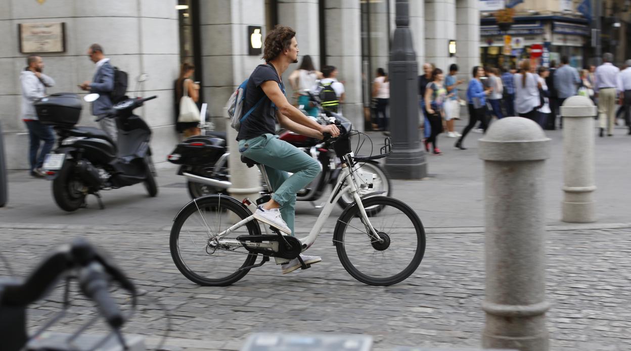 Un ciclista, en el centro de la capital