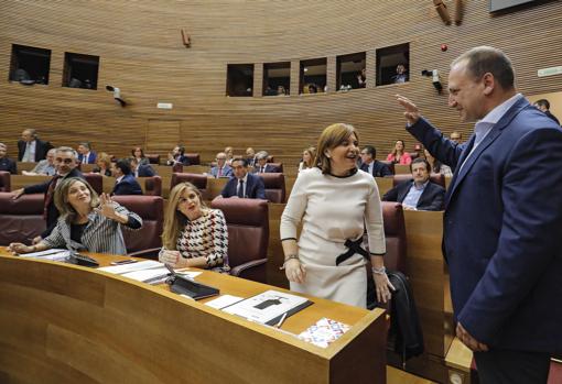 Isabel Bonig y Rubén Martínez Dalmau se saludan este jueves