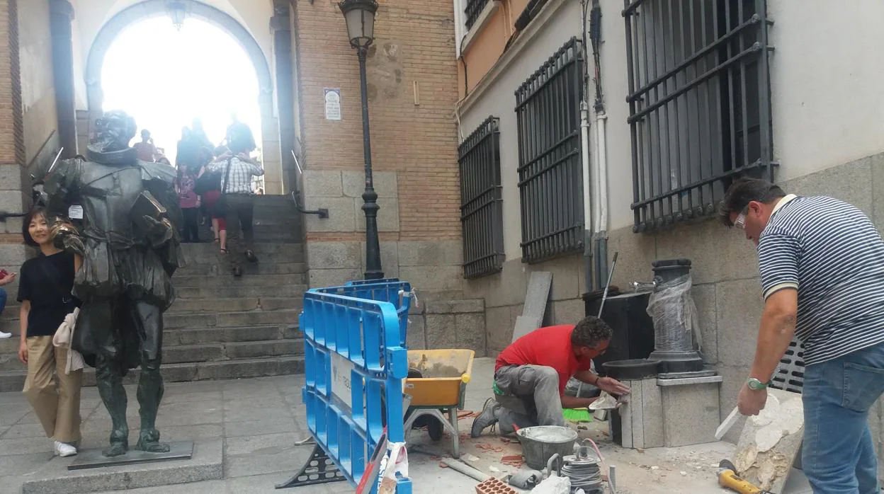 Operarios de Tagus este jueves instalando la fuente junto a la estatua de Cervantes