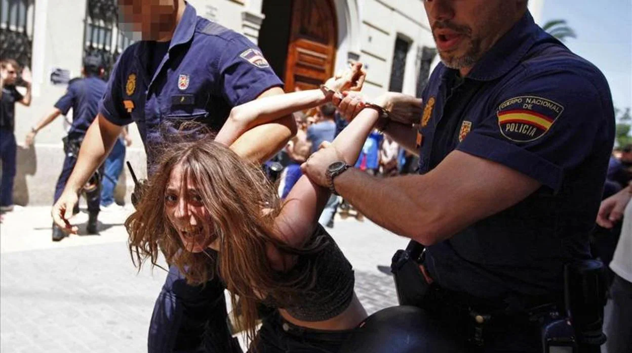 María Gombau en el momento de ser detenida a las puertas de las Cortes valencianas en 2011