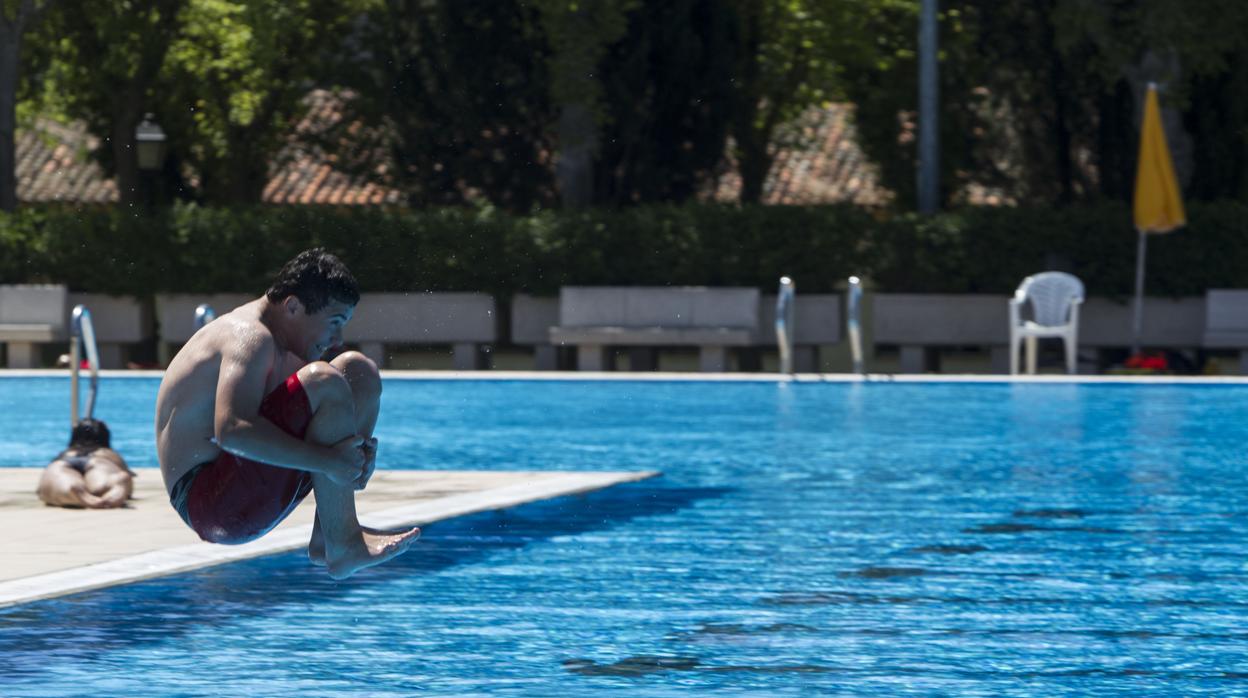Un joven se lanza a la piscina de Aluche