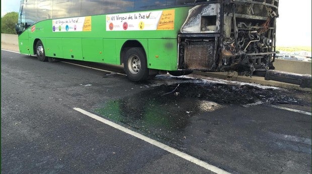 El incendio de un autobús interurbano causa graves retenciones en la A-1