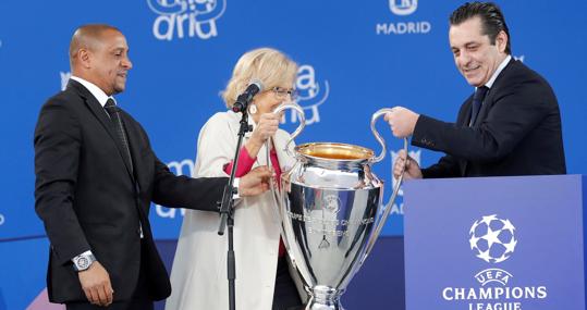 Paolo Futre y Roberto Carlos entregan la Copa de la Champions League a Carmena