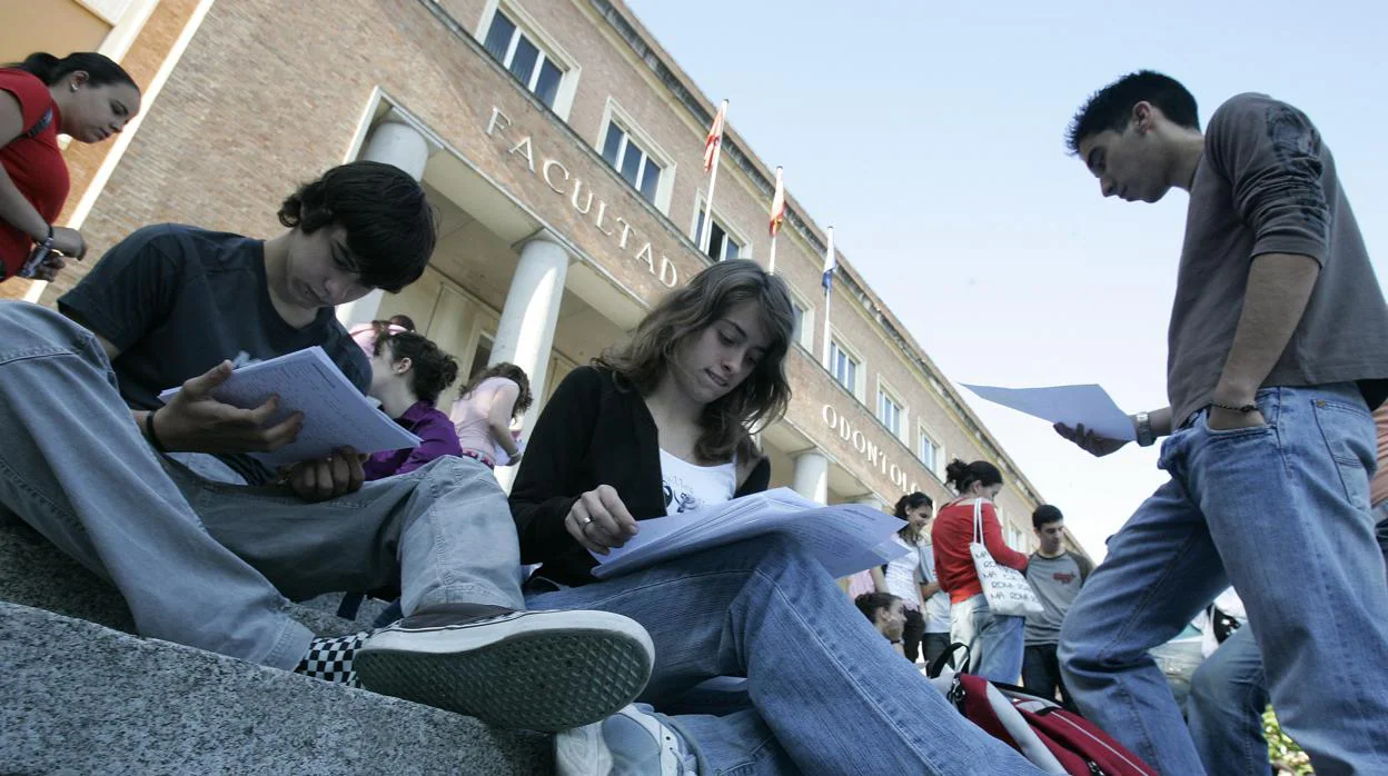 Estudiantes a las puertas de una facultad de la Universidad Complutense, en el campus de Moncloa