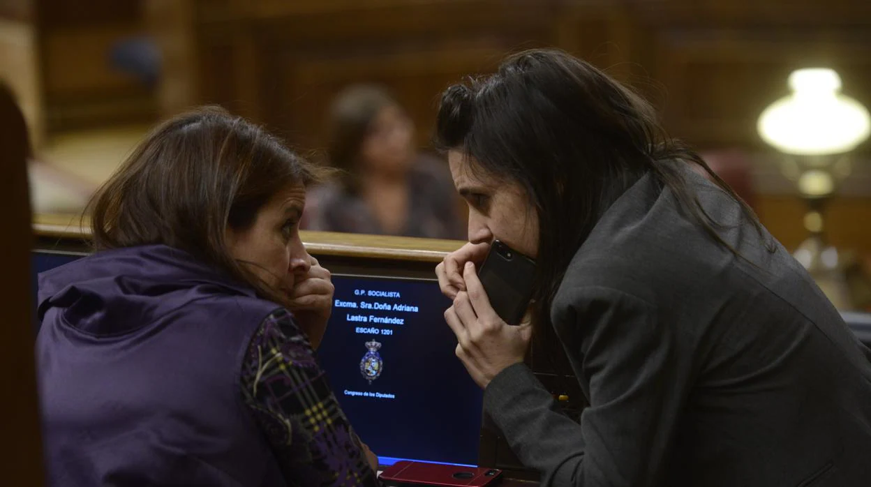 Adriana Lastra e Irene Montero conversan en el Hemiciclo del Congreso