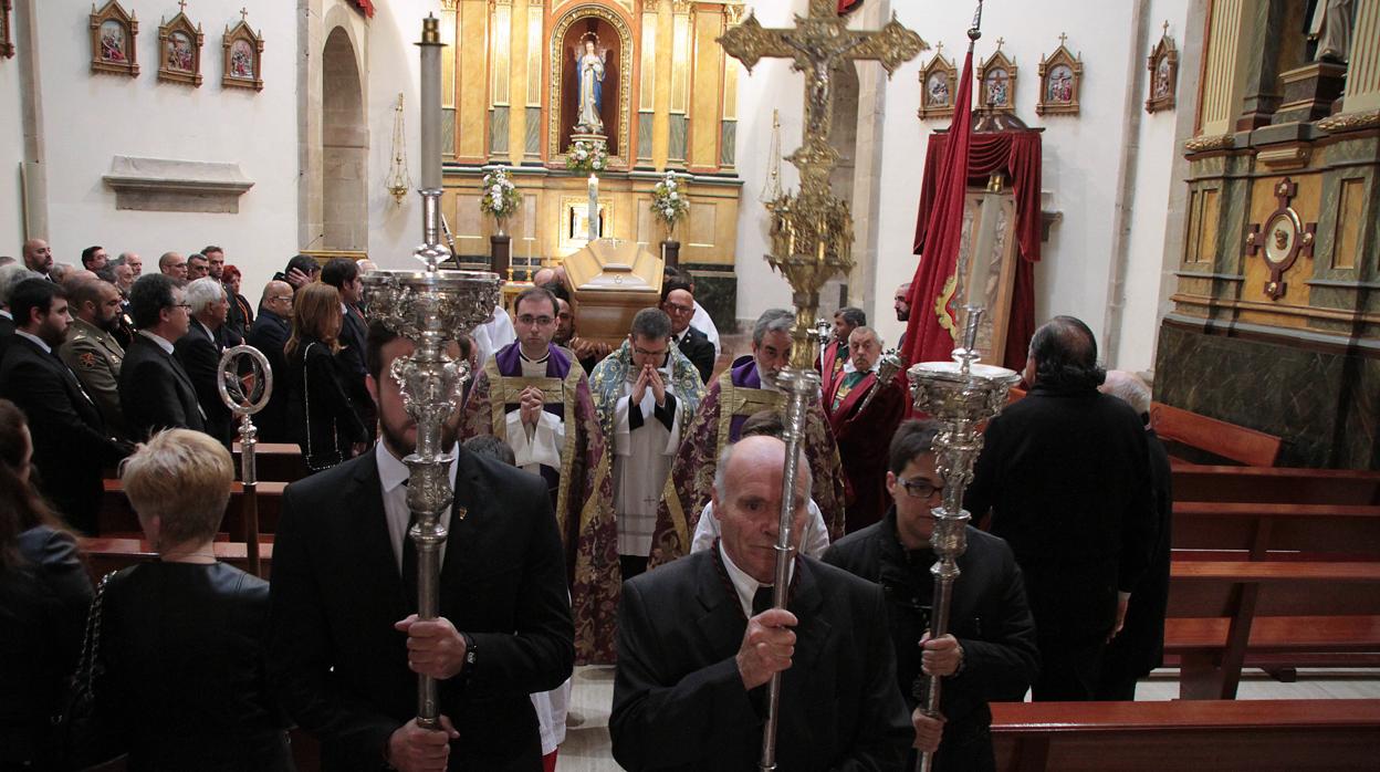 El féretro con los restos del obispo sale de la capilla ardiente de la Catedral de Astorga