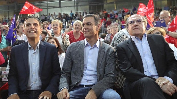 Pedro Sánchez hace campaña con el candidato de Alcalá, procesado por prevaricación