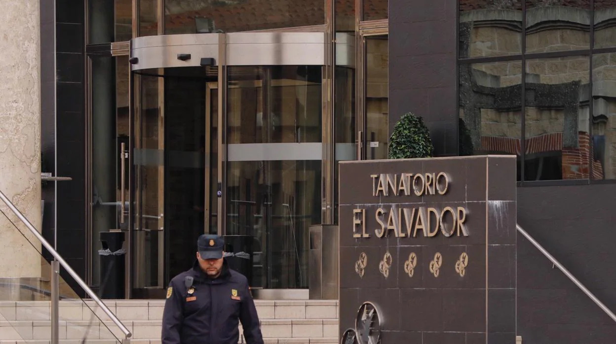 Trabajadores de la funeraria El Salvador sostienen que era el fundador quien daba órdenes