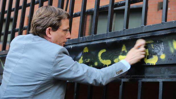 Almeida limpia una pintada insultante contra la Policía en un mitin en Vicálvaro