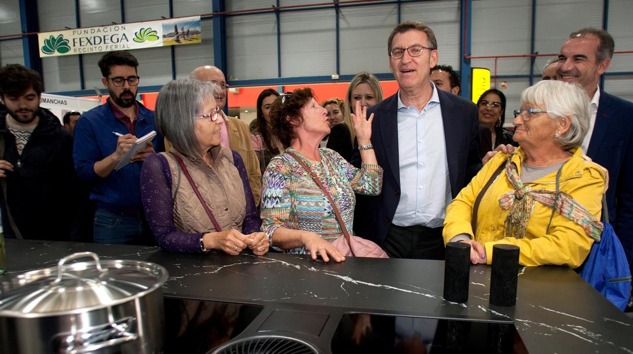 Alberto Núñez Feijóo, durante la visita al reciento ferial de Vilagarcía de Arousa