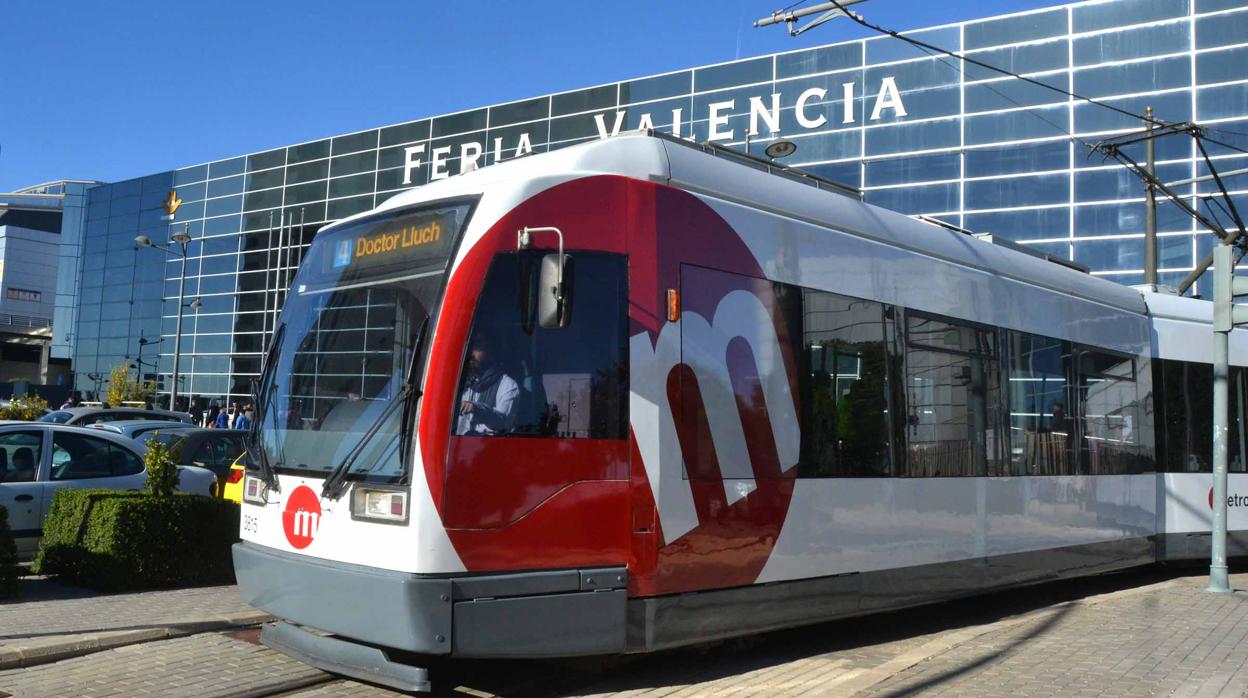 Línea 4 de tranvía que circula hasta Feria Valencia, donde se celebra este fin de semana el Salón del Manga