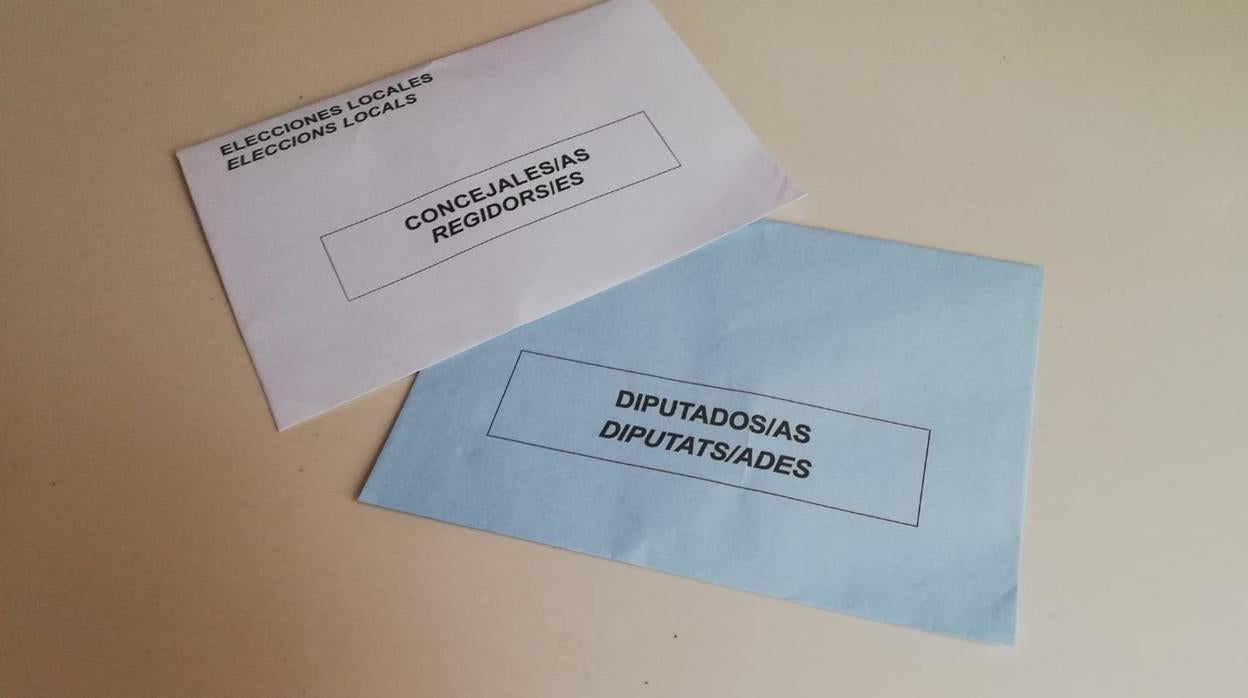 Imagen de los sobres para votar en las elecciones municipales y europeas en Valencia el próximo 26 de mayo