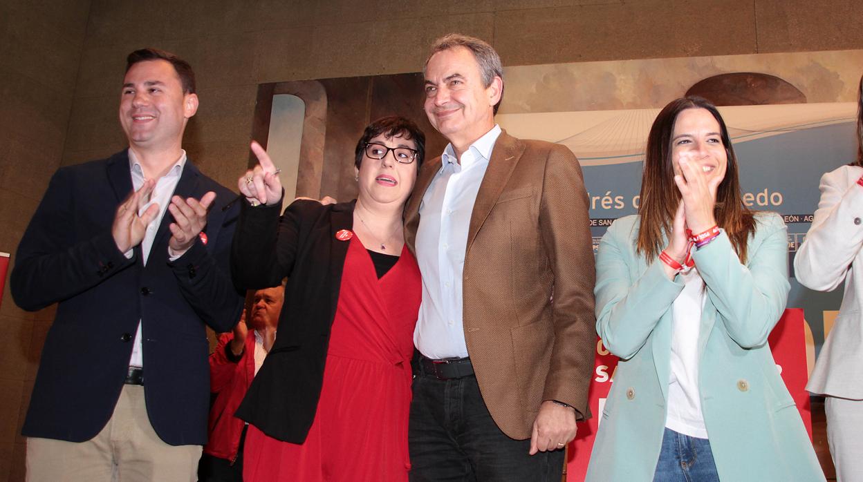 El expresidente del Gobierno José Luis Rodríguez Zapatero(CD), la alcaldesa y candidata de San Andrés del Rabanedo, Camino Cabañas