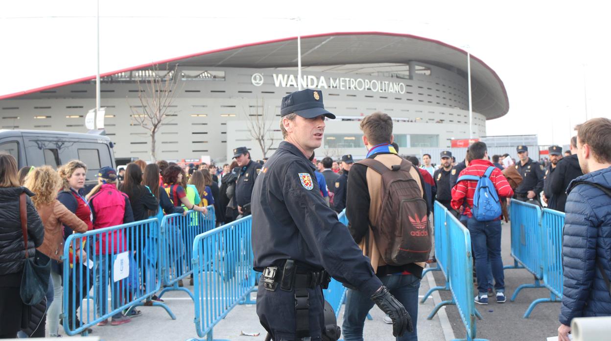 Un policía nacional en un control de seguridad en el Wanda Metropolitano