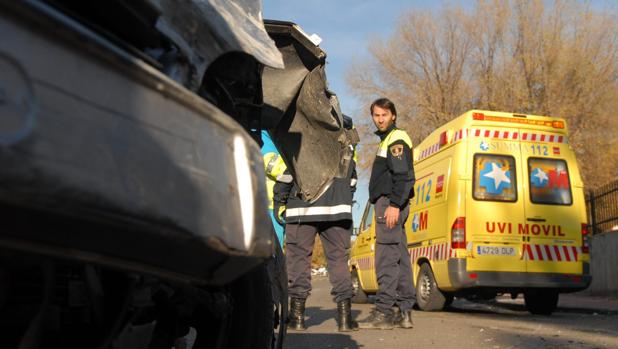 Dos jóvenes de 27 y 28 años mueren en el acto al chocar contra un autobús en Guadarrama