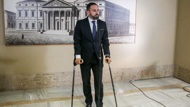 La pasión de Abascal por el deporte le «castiga» a llevar muletas