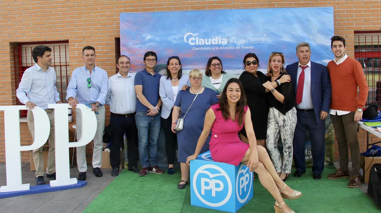 Claudia Alonso, en el stand informativo que el PP ha instalado en Palomarejos