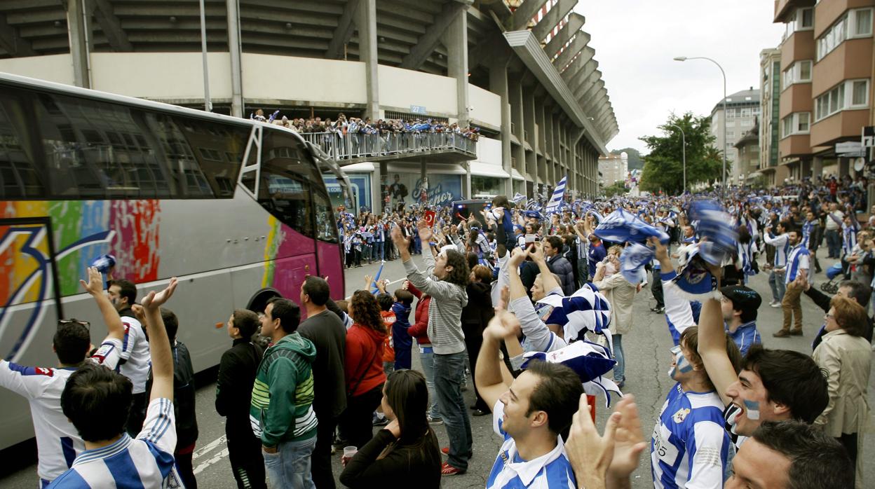 Aficionados a la llegada de su equipo a Riazor