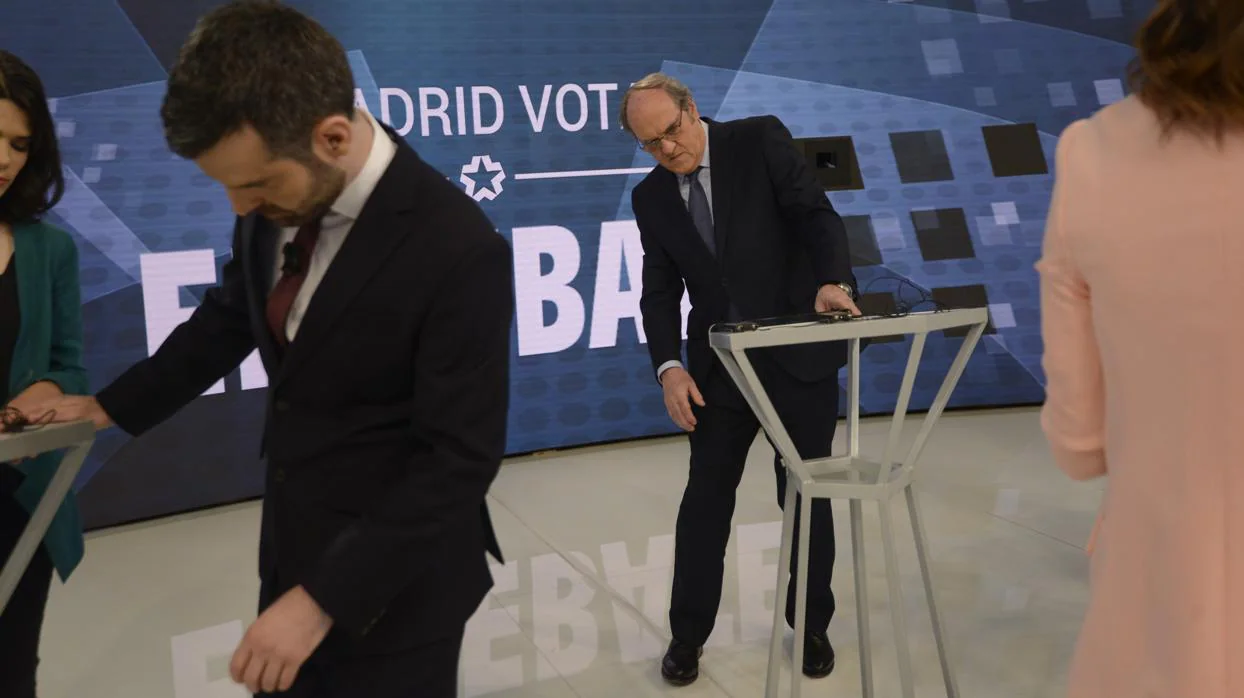 Gabilondo observa detenidamente el atril del debate de candidatos en Telemadrid