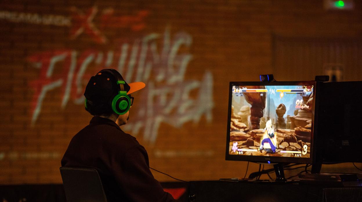 Un joven juega con un videojuego en una feria tecnológica
