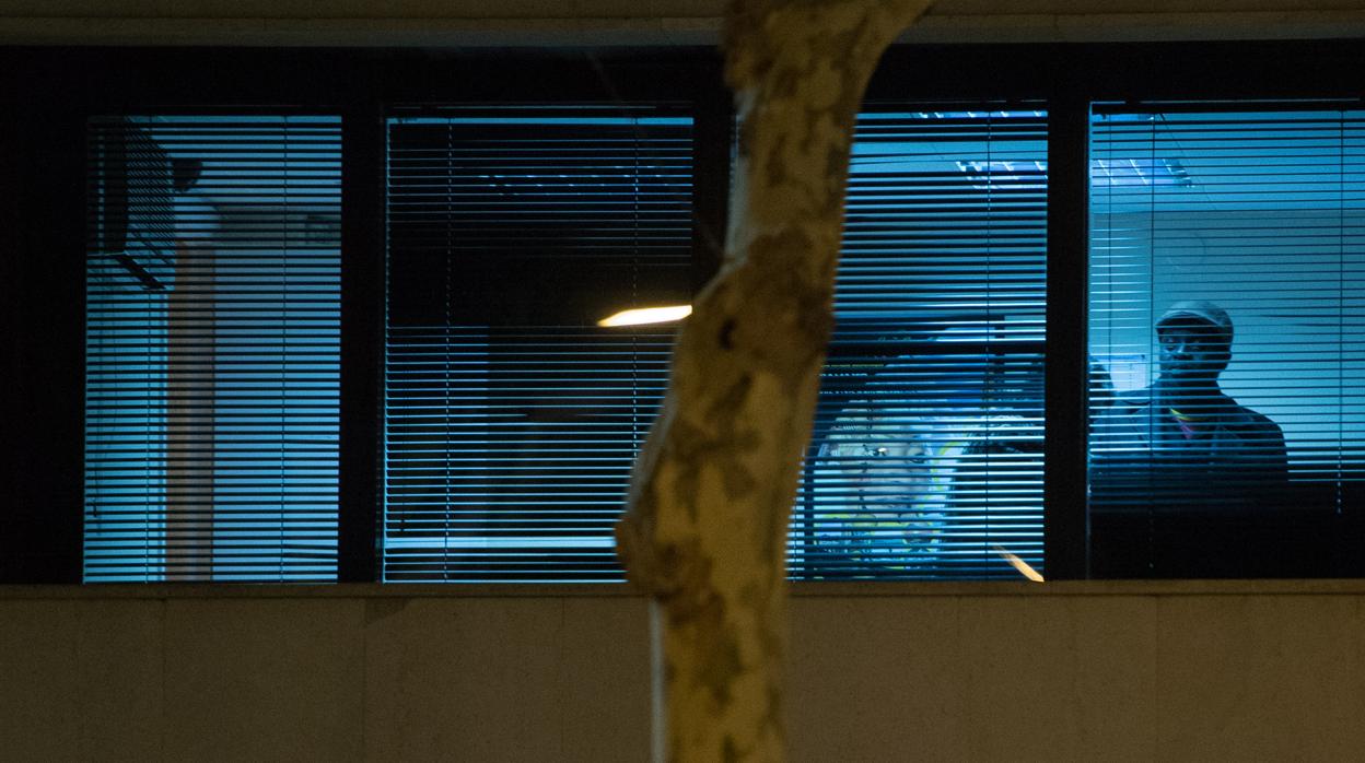 El hombre (ccon gorra en ala imagen) en la oficina dell consulado donde mantuvo secuestrada a la víctima