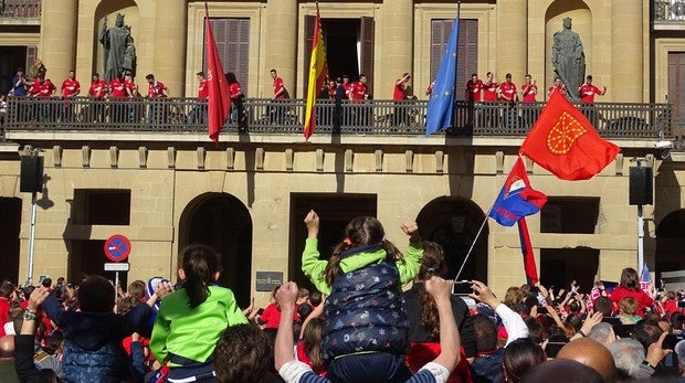 Miles de pamploneses se lanzan a la calle para celebrar el regreso de Osasuna a Primera División