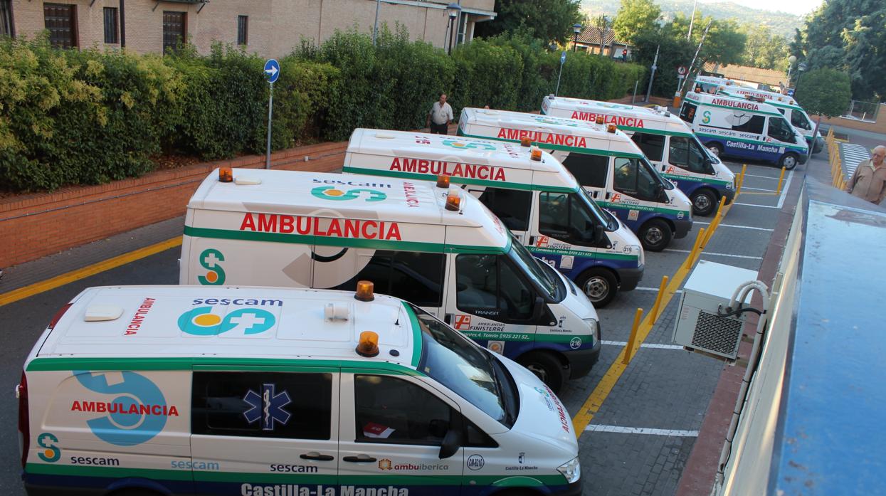 Ambulancias estacionadas en el hospital Virgen de la Salud de Toledo