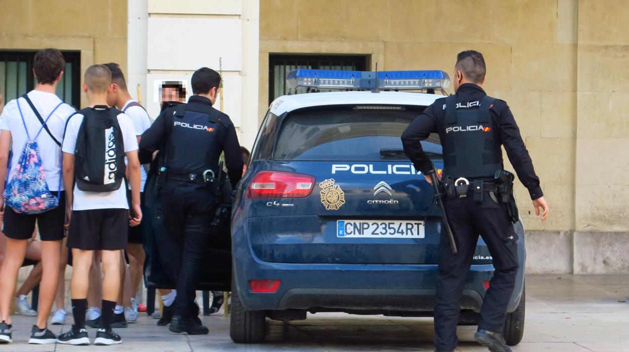 Imagen de archivo de unos agentes de la Policía Nacional en Alicante