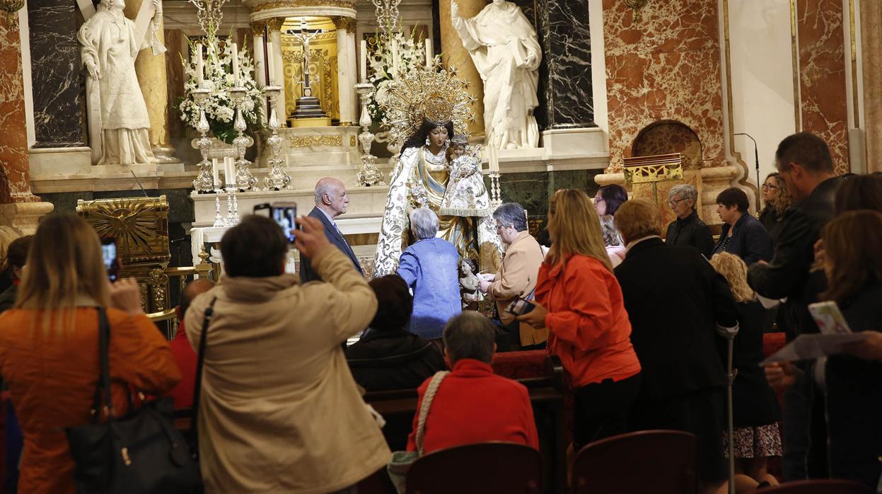 La Basílica de la Virgen de los Desamparados acoge a los devotos para el Besamanos