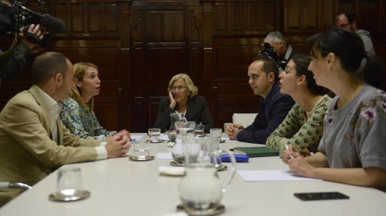 La alcaldesa de Madrid, Manuela Carmena, ayer, reunida con los ediles de Ciudadanos y PSOE