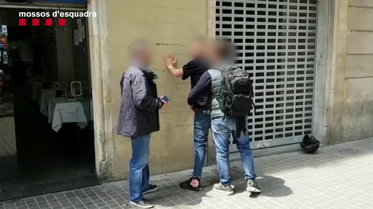 Momento de la detención de uno de los ladrones