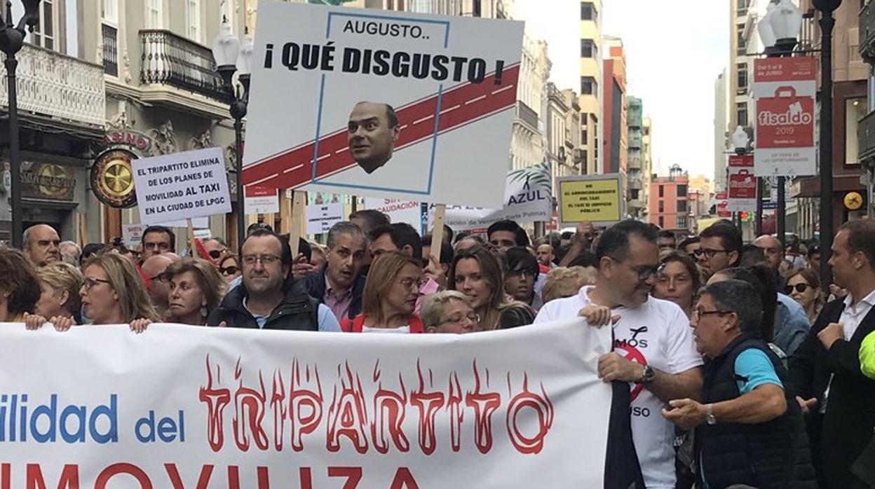 Vídeo: éxito vecinal en Canarias contra carriles bicis, zonas azules y restricciones a taxistas