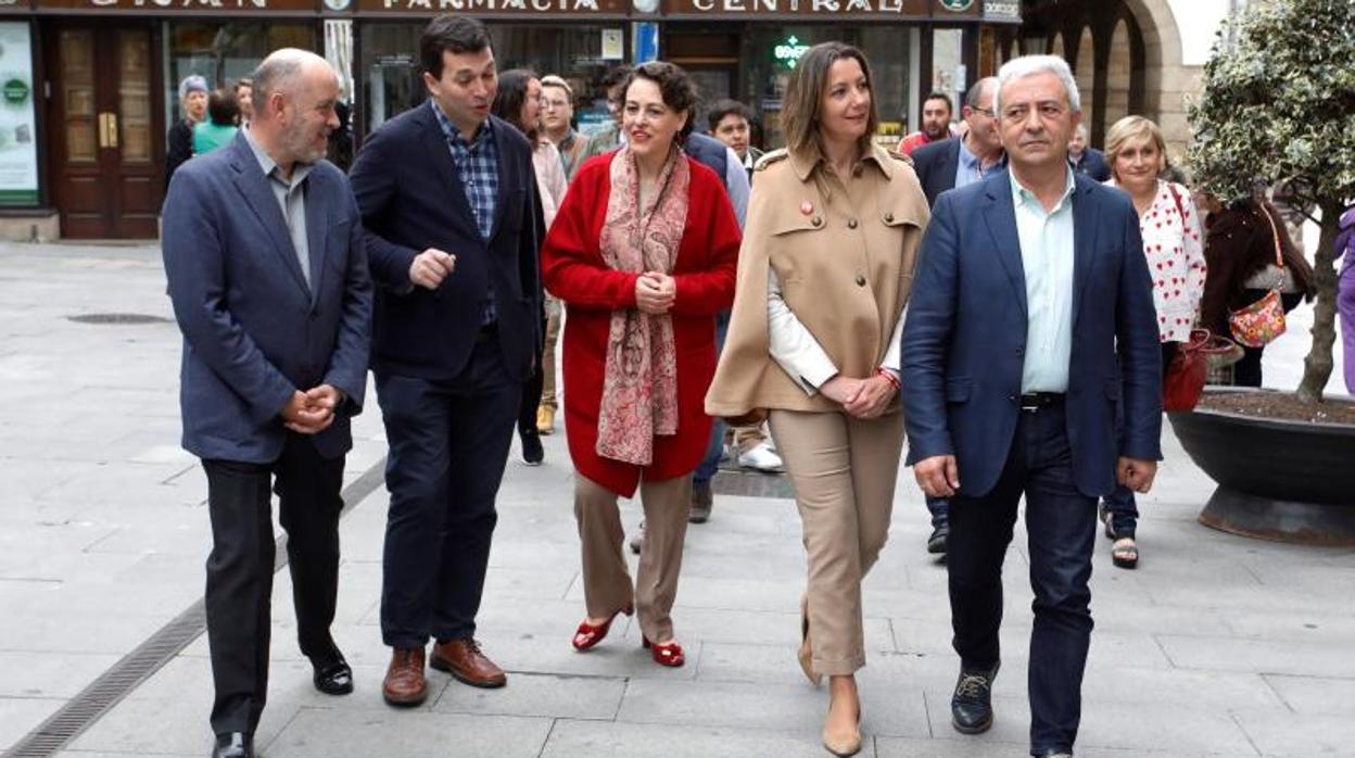 Los dirigentes socialistas recorren la lucense Rúa da Raíña