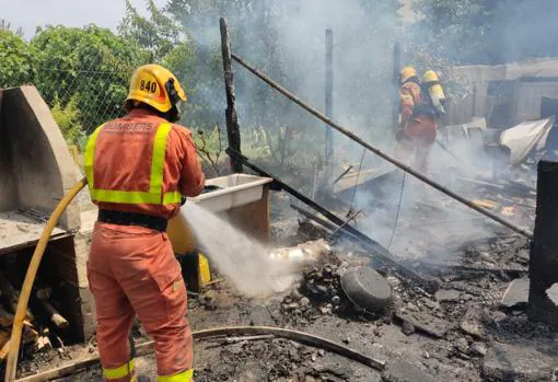 Extinción del otro incendio en una casa de campo en Manises