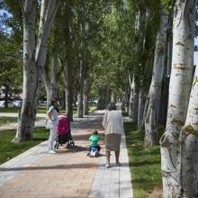 Mayores y pequeños comparten las zonas de paseo del nuevo parque