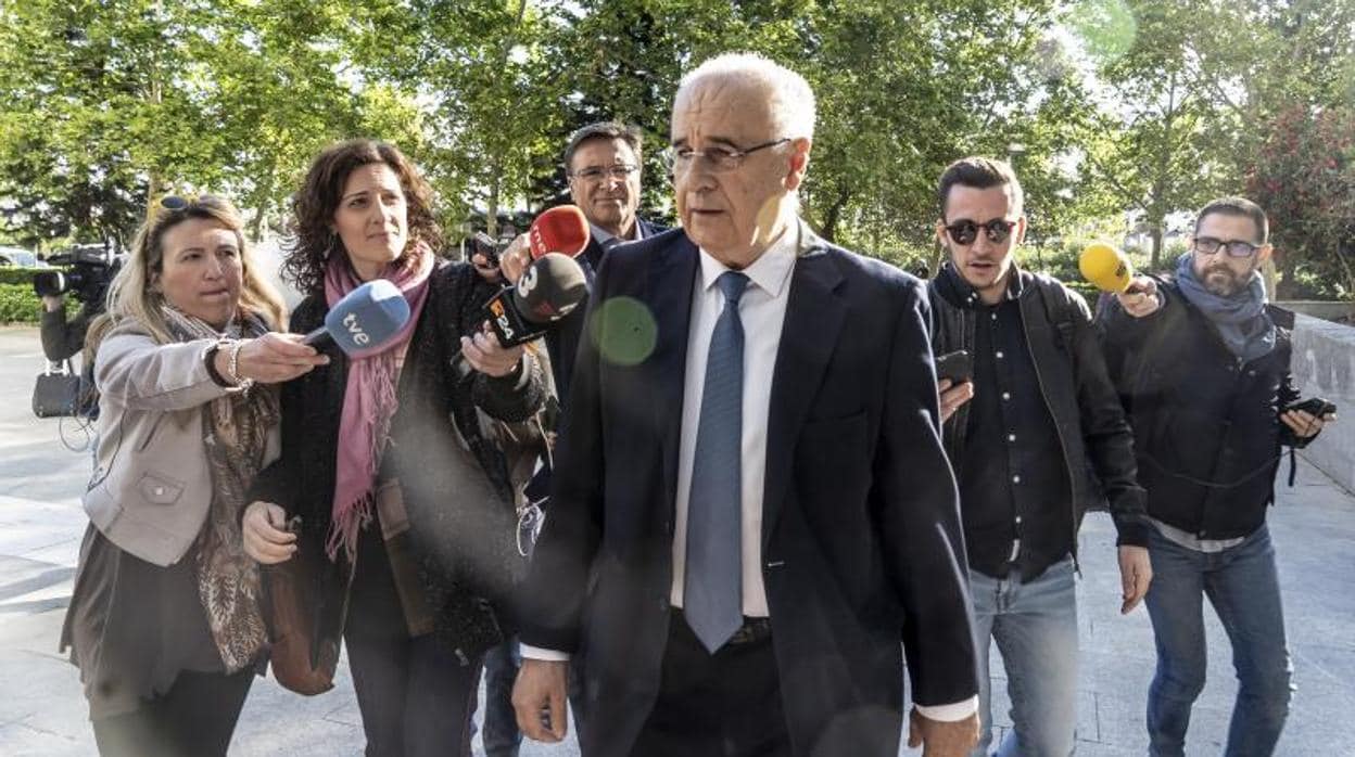 Rafael Blasco en Valencia abordado por periodistas