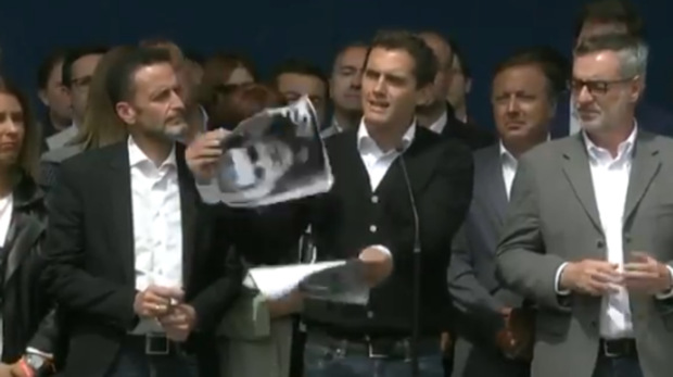 Rivera rompe la foto de Josu Ternera en el pueblo natal del etarra: «Vendremos siempre que queramos»