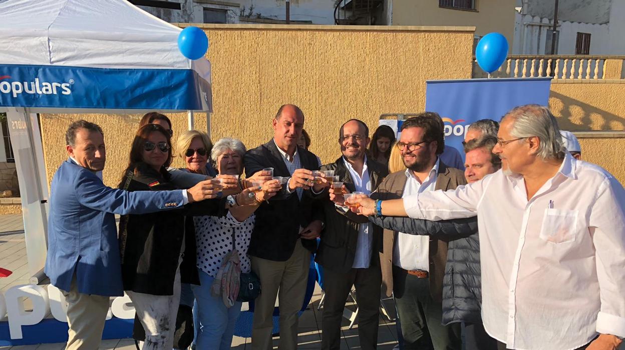 Gilabert y Alejandro Fernández, con otros compañeros del PP, en la plaza de Cataluña de Sitges brindando con Malvasia