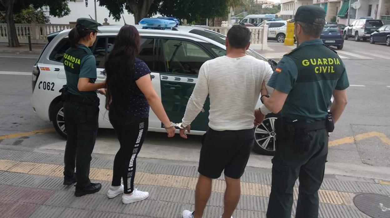 La ladrona y su cómplice, custodiados por la Guardia Civil en Calpe