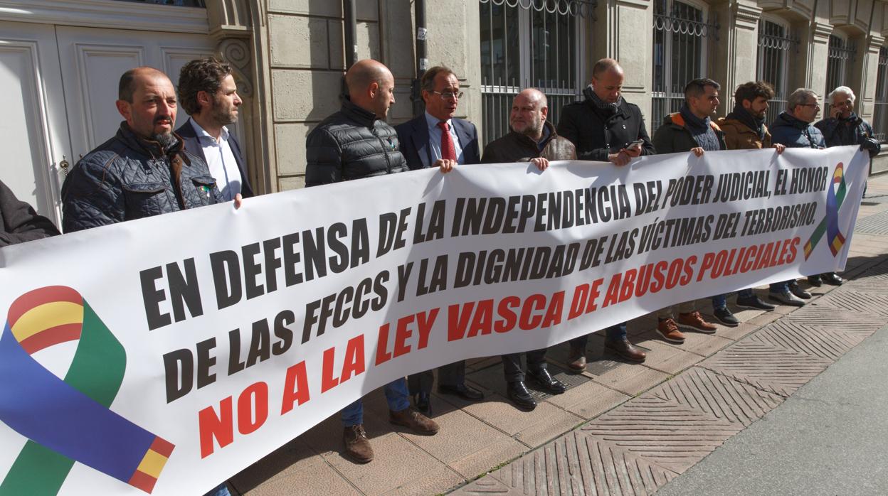 Concentración en abril de representantes de sindicatos policiales frente al Parlamento Vasco junto a dos diputados del PP, Alfonso Alonso y Borja Sémper