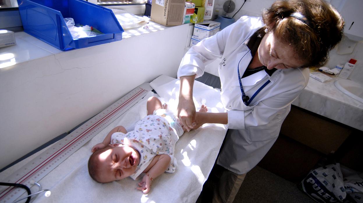 Un bebé recibe una vacuna en un centro de salud