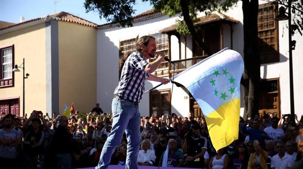 Vídeo: El líder de Podemos termina la campaña en Canarias con la bandera independentista