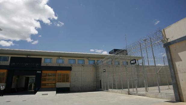 Un joven abusa sexualmente de una menor en el patio de un colegio de Castellón