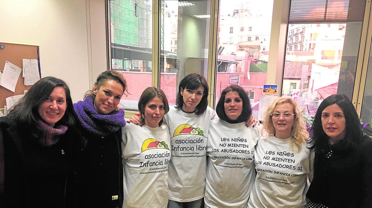 Las tres detenidas son Ana María Bayo (izquierda), Patricia González, (a su lado) y María Sevilla, a la derecha de la foto