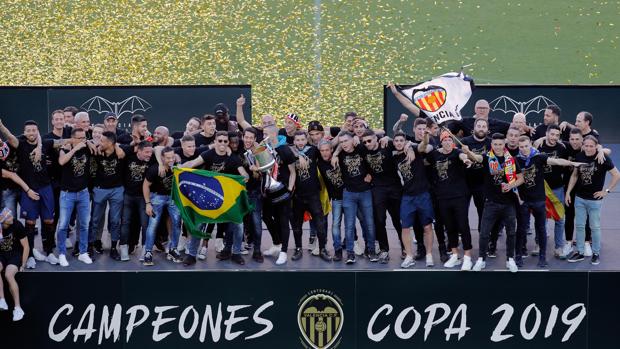 Mestalla celebra con sus campeones el triunfo en la Copa del Rey