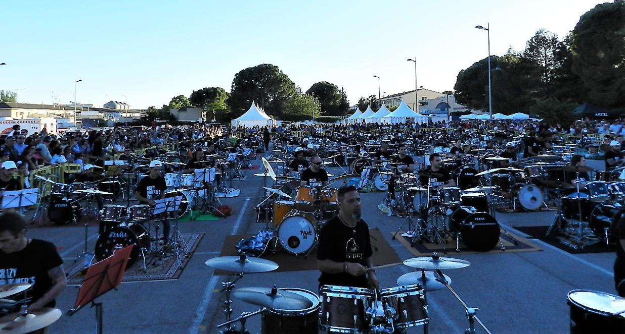 Un total de 121 bateristas tocaron al mismo ritmo